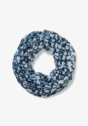 Bufanda infinita azul marino con patrón de hojas florales blancas, ligera y suavemente recogida en forma circular sobre un fondo blanco.