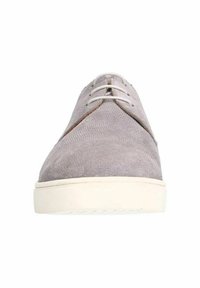 Scarpa grigia in suede con lacci, punta arrotondata, suola in gomma bianca e design minimalista. Presenta lacci sottili e ricami discreti.