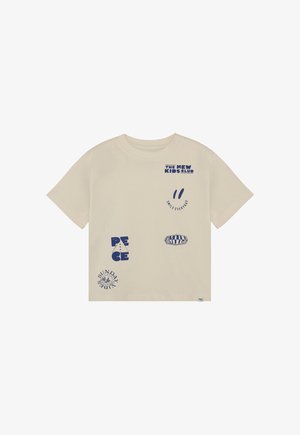 Beige katoenen T-shirt met korte mouwen. Heeft vijf blauwe grafische prints, waaronder tekst en ontwerpen, in verschillende stijlen en maten.