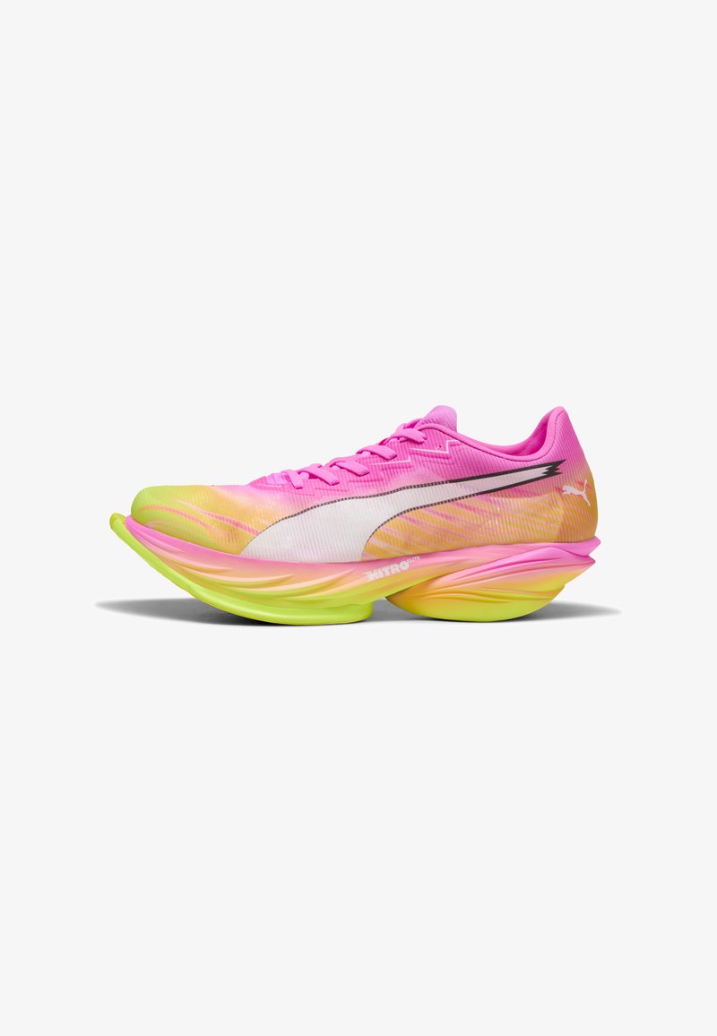 Chaussure de course Puma rose et jaune avec logo blanc et semelle épaisse incurvée jaune fluo conçue pour la haute performance.
