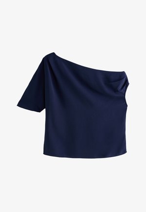 Morsko plava majica s jednim ramenom i kratkim rukavom, izrađena od glatkog materijala. Ima drapirani izrez i opušteni kroj. Bez uzoraka ili akcenata.