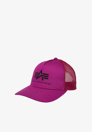Rosa Trucker-Cap mit einer festen Vorderseite und einem Netzrücken, mit einem schwarzen Logo und dem Text "ALPHA INDUSTRIES" auf der Vorderseite.