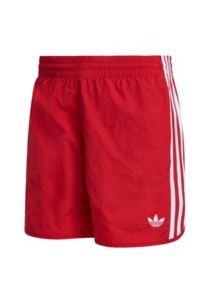 Červené plavkové šortky Adidas s elastickým pásom, bielymi tromi pruhmi na bokoch a bielym logom na prednej ľavej strane.