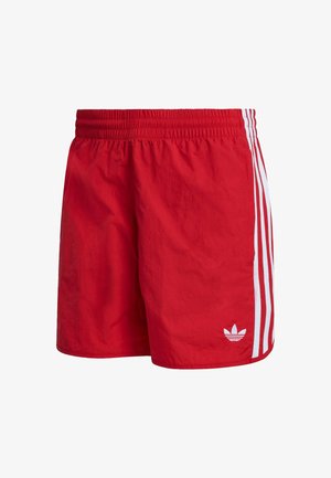 Rode Adidas-zwemshorts met een elastische tailleband, witte drie-streep accenten aan de zijkanten en een wit logo aan de voorkant links.