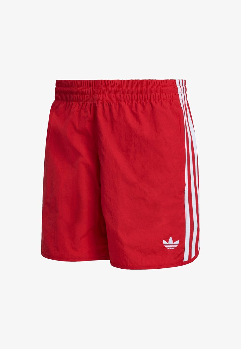 Shorts de bain Adidas rouges avec une ceinture élastique, des accents blancs à trois bandes sur les côtés, et un logo blanc à l'avant gauche.