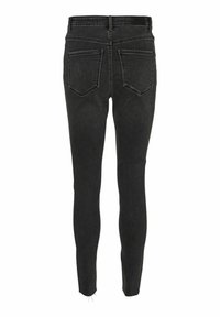 Jeans skinny de mezclilla negra con cintura alta, que presentan dos bolsillos traseros y un dobladillo deshilachado. La tela tiene una textura suave y ligeramente desgastada.