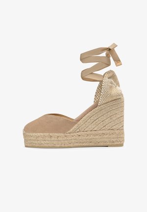 Espadrille compensée en toile beige avec plateforme en jute tressée et liens à nouer autour de la cheville, avec contrefort de talon tissé.