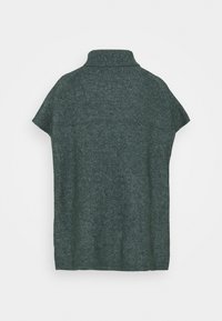 Mørkegrøn strikket top med høj krave, korte ærmer og en tekstureret overflade. Stoffet virker blødt og let ribbet.