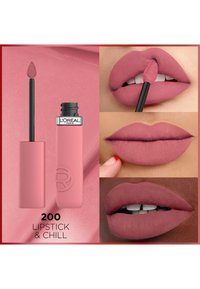 Rouge à lèvres liquide L'Oréal Paris dans la teinte "200 Lipstick & Chill". Présente une finition mate, une couleur rose doux et un applicateur en forme de coussin.