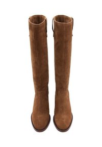 Botas marrones de ante hasta la rodilla con una textura suave, punta redondeada y costuras mínimas. Cuentan con una lengüeta en la parte superior para facilitar el uso.