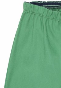 Groene katoenstof met een gestructureerd oppervlak, met een geplooide tailleband met marineblauw en groene strepen. Zichtbare naden en zachte drapering.