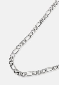 Sudraba ķēdes kaklarota, kas sastāv no pārmaiņus izvietotiem ovāliem un apaļiem posmiem, ar pulētu apdari, gludu tekstūru un atstarojošu virsmu.