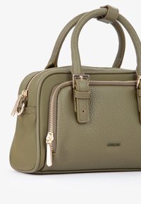 Groene leren handtas met een textuur, dubbele handvatten bovenaan, gouden ritsen en een klein zijvak. Bevat het merkembleem aan de voorkant.