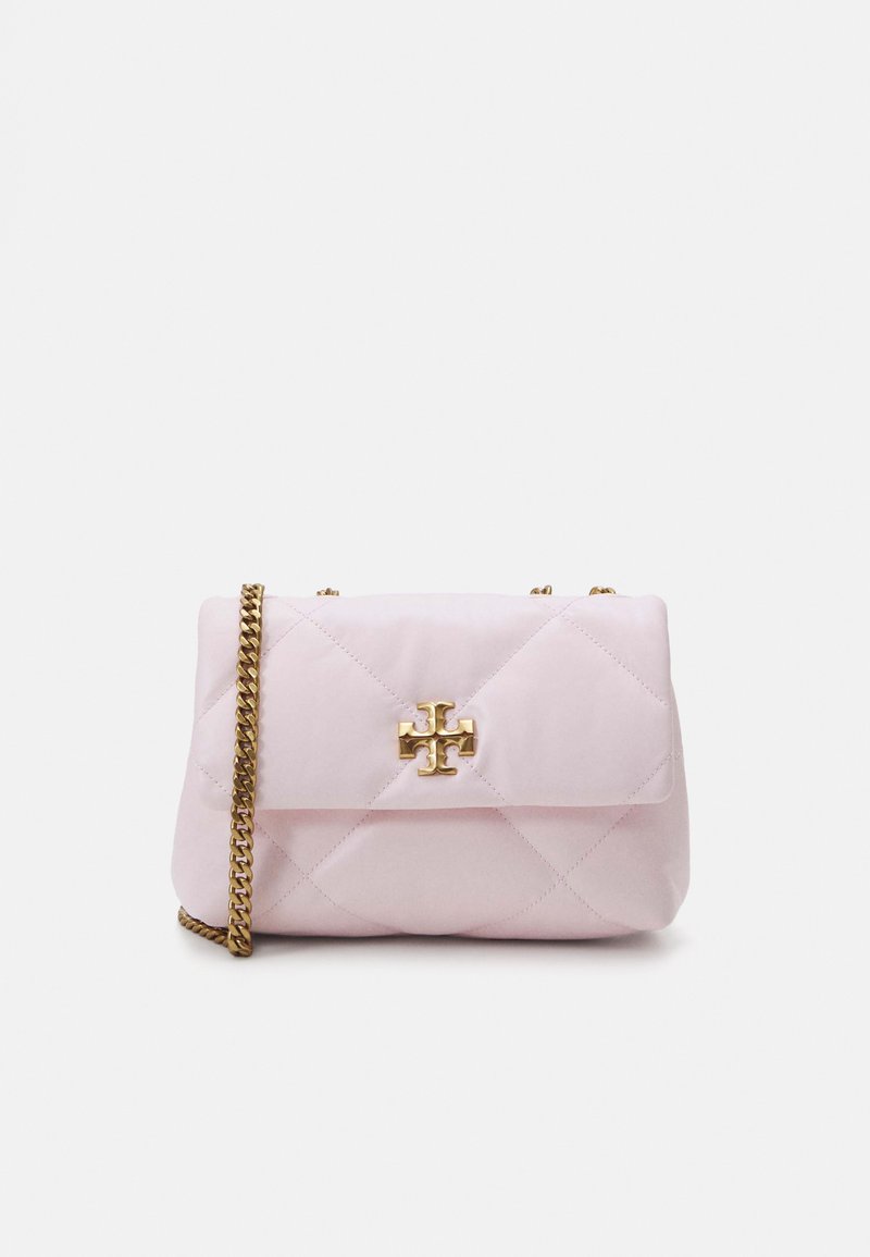 Sac à main rose matelassé avec quincaillerie dorée, bandoulière en chaîne et logo à l'avant. Matériau doux avec une forme rectangulaire et fermeture à rabat.