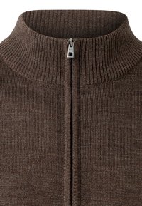 Brun zip-tröja med ribbad krage, mjuk stickad textur och silverfärgad dragkedja. Har ett andningsbart, lätt material.