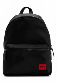 Schwarzer Rucksack mit abgerundetem Design aus glattem Nylon. Verfügt über eine vordere Reißverschlusstasche und ein rotes Markenlabel. Verstellbare Schultergurte.