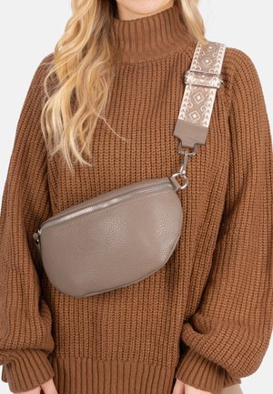 Braune Leder-Gürteltasche mit strukturiertem ovalem Design, strukturiertem Finish, Reißverschluss und verstellbarem gemustertem Schulterriemen.