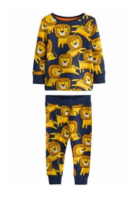 Langærmet pyjamassæt med gule løvemønstre på en marineblå baggrund; inkluderer matchende bukser med ribbede manchetter og talje.