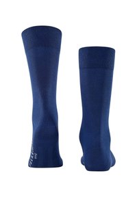 Calcetines hasta la rodilla en azul profundo. Fabricados con una tela suave y con puños acanalados. Presentan refuerzos en los dedos y el talón, con un sutil logo en el costado.