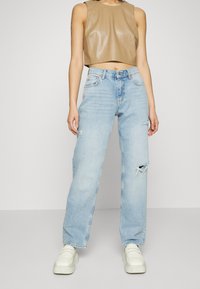 Gina Tricot Petite 90S LOW WAIST - Calças de ganga de corte relaxado - light blue