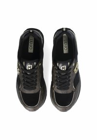 Sneaker neri e marroni con tomaia in tessuto a fantasia, accenti a contrasto, sei fori per i lacci e hardware in tonalità dorata. Suole testurizzate.