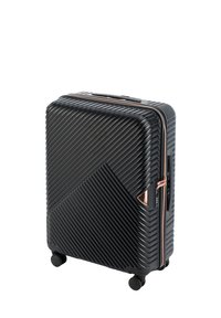 Maleta rígida negra con textura acanalada diagonal, detalles en oro rosa, ruedas dobles y un asa superior para facilitar la maniobrabilidad.