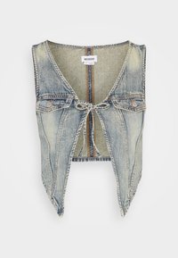 Denimvest i lyseblå med dyb V-udskæring, åben front og snørrelseslukning. Har to forreste lommer og synlige syninger detaljer.