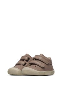 Scarpe in pelle marrone con due strappi in velcro, punta tonda e suola in gomma beige texturizzata. Presentano una texture liscia e un design classico.
