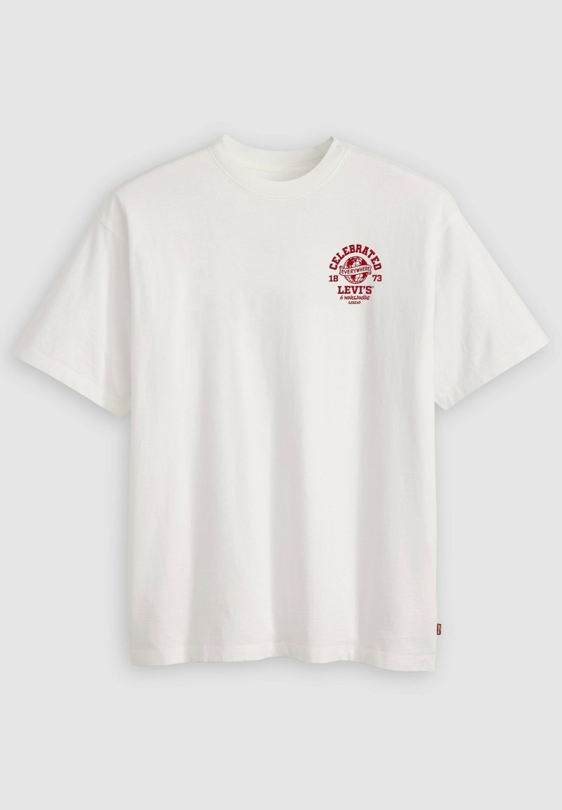 Hvid Levi’s T-shirt med korte ærmer med rød trykt tekst og logo på venstre bryst, der lyder "Celebrated Everywhere 1873 Levi’s."