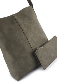 Olivgrüne Tragetasche mit glatter Textur und einem gemusterten Akzent. Enthält ein kleines passendes Reißverschlussmäppchen, das mit einem Riemen befestigt ist.