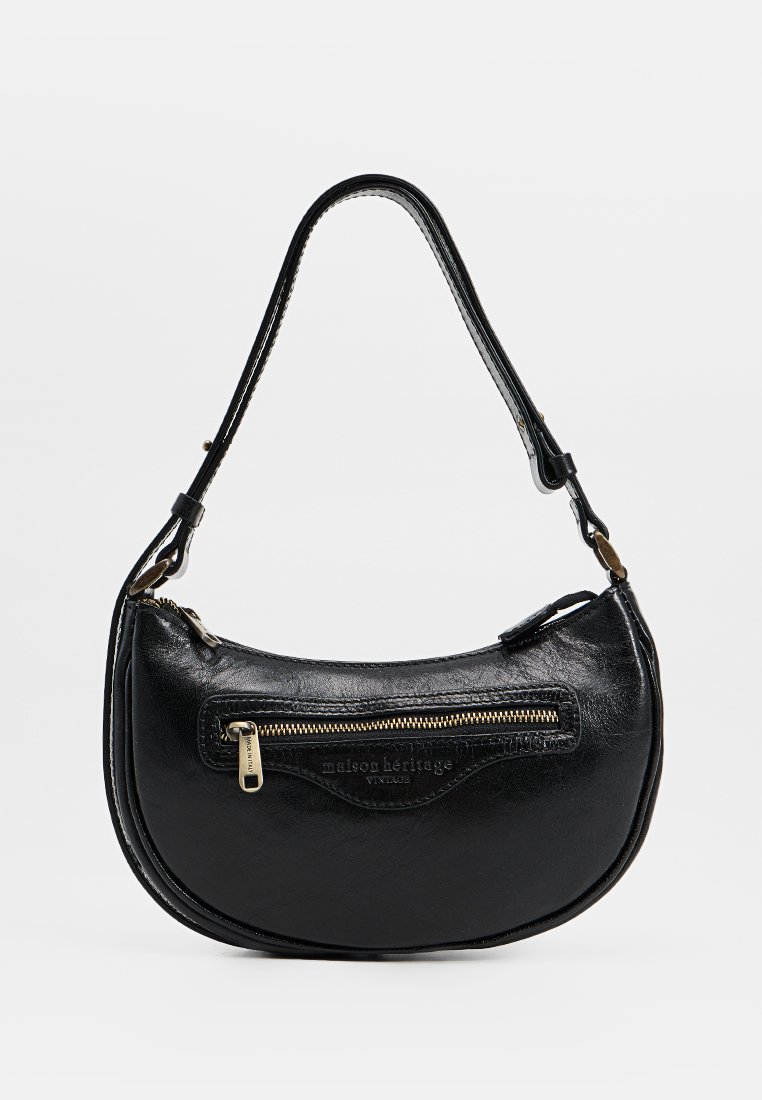 Czarna skórzana torebka o zaokrąglonym kształcie, z pojedynczym paskiem na ramię, zamykaną na zamek kieszenią z przodu oraz wytłoczonymi detalami z logo.