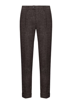 Pantalones ajustados de color marrón oscuro, confeccionados en un tejido texturizado. Presentan dos pliegues frontales, un cierre de botón y dobladillos enrollados en el bajo.