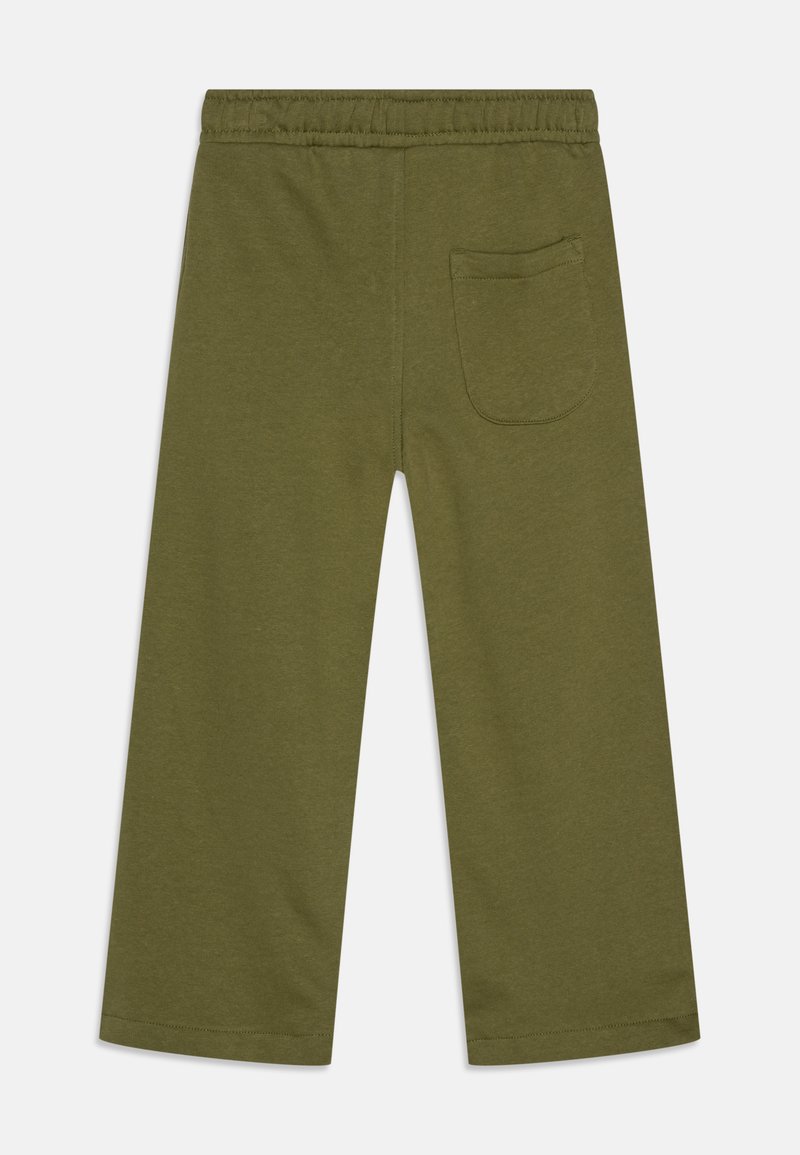 Pantaloni di cotone verde oliva con vestibilità relax, dotati di una cintura elastica e una tasca posteriore. Texture liscia con cuciture semplici.