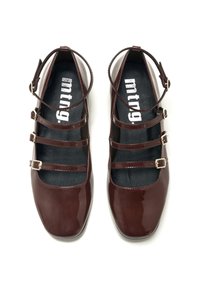Zapatos de charol burdeos con punta cuadrada, tres correas ajustables y hebillas metálicas. Plantilla suave negra con logo.