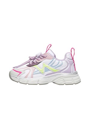 Sneakers leggeri che presentano un mix di materiali rosa, viola e bianchi, con una suola testurizzata e dettagli verde neon. I lacci sono in evidenza.