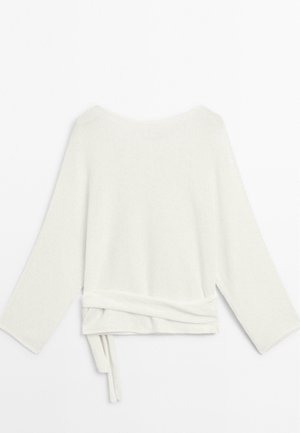 Witte gebreide trui met lange mouwen, een brede halslijn en een wikkeldetail met strik in de taille. Zachte textuur en minimalistisch ontwerp.