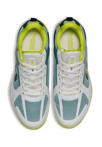 Sportliche Schuhe mit einem Obermaterial aus Mesh in Hellblau und Weiß, neongrünen Akzenten und einer strukturierten Sohle. Sie verfügen über Schnürsenkel und eine Markenkennzeichnung auf der Zunge.