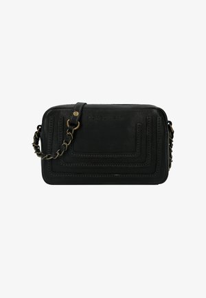 Zwarte leren crossbody tas met decoratieve stiksels en een kettinglinkband met leren detail op een effen witte achtergrond.