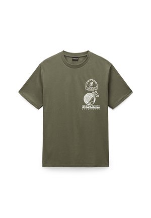 Olivenfarbiges Baumwoll-T-Shirt mit Rundhalsausschnitt und kurzen Ärmeln, das auf der Vorderseite weiße Grafiken mit Logos und Text zeigt.