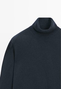 Granatowy sweter z golfem wykonany z miękkiego dzianiny. Posiada wysoki, ribbowany kołnierz oraz długie rękawy o gładkiej teksturze.