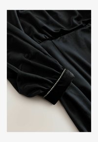 Sélectionné, black