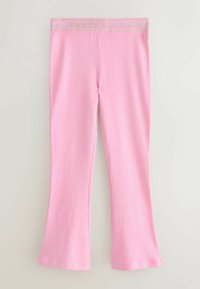 Vaaleanpunaiset liehuvat leggingsit, joissa on joustava vyötärönauha. Vyötärönauhassa on vaalealla kirjailtu "BAKER"-teksti. Sileää, joustavaa kangasta.