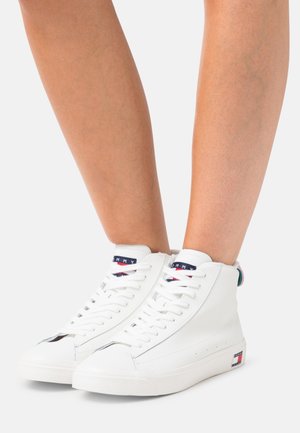 Bílé tenisky s vysokým střihem s texturovaným povrchem, vybavené tkaničkami, štítkem s logem na jazyku a podešví s logem z pryže.