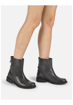 Schwarze Leder-Stiefeletten mit glatter Textur, seitlichem Reißverschluss, niedrigem Blockabsatz und abgerundeter Zehenpartie.