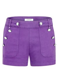 Pantaloni corti viola realizzati in tessuto liscio, dotati di quattro tasche anteriori e cinque bottoni metallici sul lato sinistro per chiusura e decorazione.