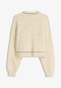 Krämefärgad tröja med en blandning av kablar och stickade mönster. Har kort design, långa ärmar och en svart accent längs nedre kanten.