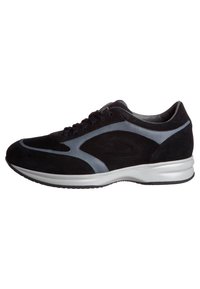 Schwarze Wildledersneaker mit grauen Akzenten, runder Zehenpartie, Schnürdesign und einer weißen Gummisohle. Verfügt über eine geschwungene Seitenpartie und ein strukturiertes Material.