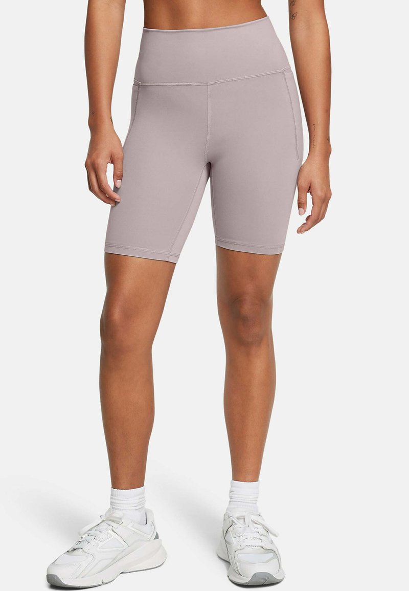 Pantaloni corti da bicicletta di un tenue colore malva con vita alta, texture morbida e dettagli di cucitura sottili, abbinati a scarpe da ginnastica bianche e calzini bianchi.
