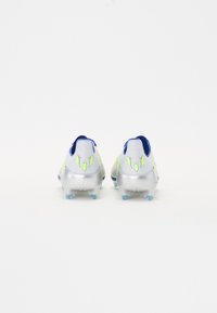 Ghete de fotbal cu o finisare metalică argintie, accente albastre și detalii verde neon. Au un design elegant și broaște din cauciuc în două tonuri.