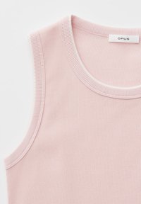Lichtroze geribd mouwloos topje met ronde halslijn en OPUS merkembleem aan de achterzijde van de kraag.